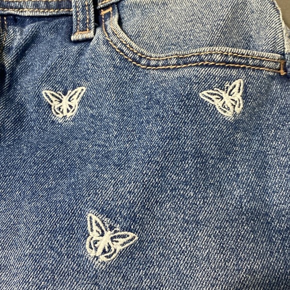 Hollister Curvy Ultra High-Rise Mom Short. Size 9 - Picture 5 of 5